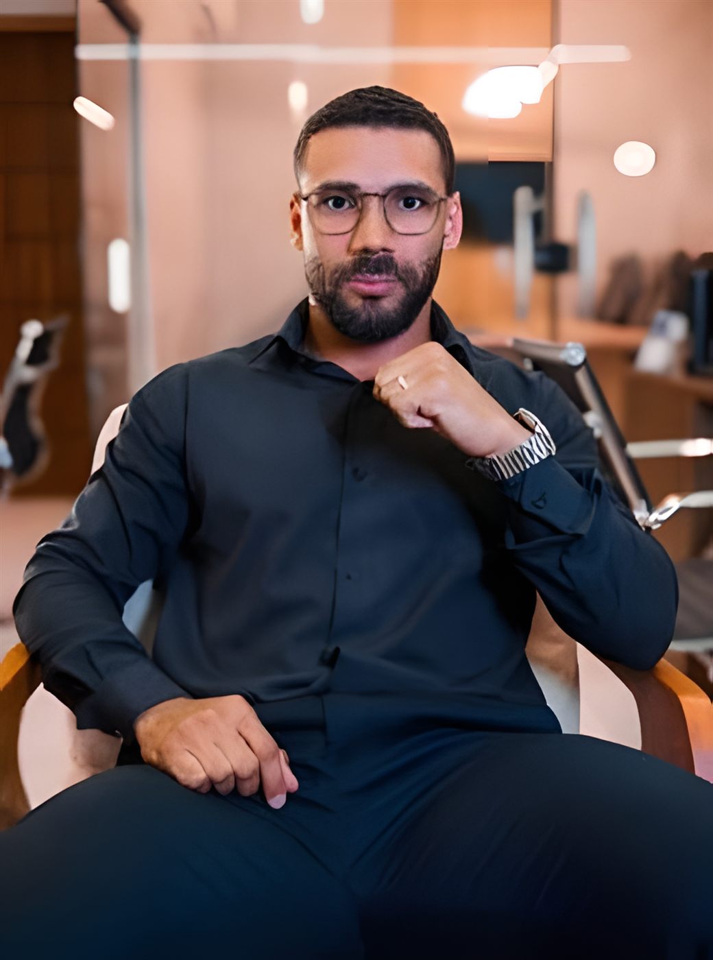 Retrato profissional masculino em escritório