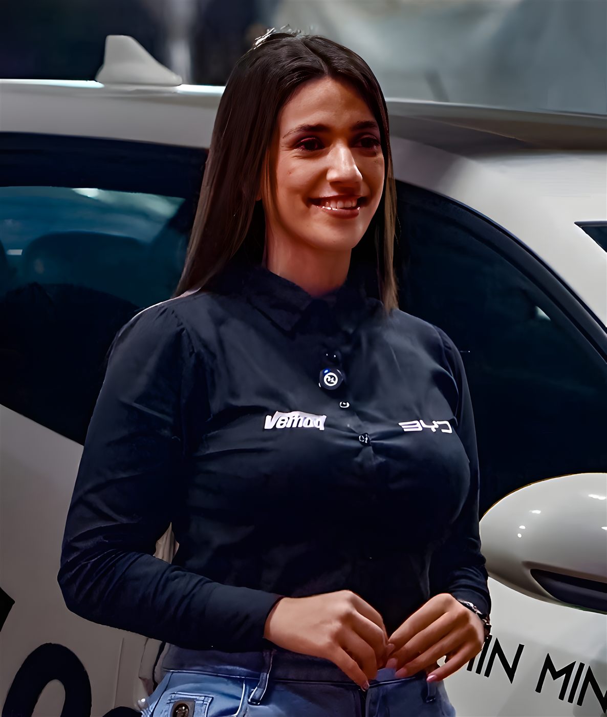 Profissional sorrindo em evento automotivo