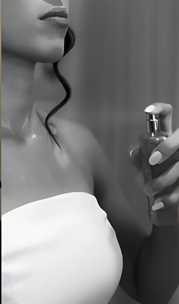 Noiva passando perfume em preto e branco
